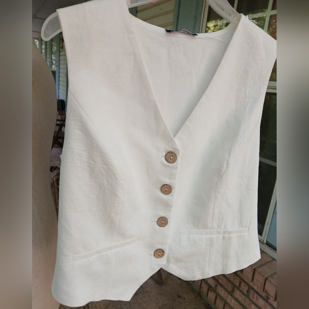 Nwt White 100%Cotton Vest W 4 Wood Buttons. Sz.S